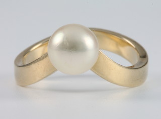 An 14k yellow gold  cultured pearl ring Size K 