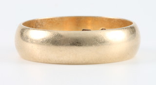 A 9ct gold wedding band, 4.5 grams