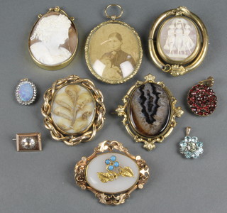 A Victorian cameo brooch and other Victorian jewellery 