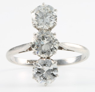 A platinum 3 stone diamond up finger ring, approx 2.7ct, size R