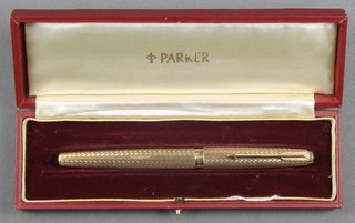A gentlemans 9ct yellow gold engine turned fountain pen Boxed
