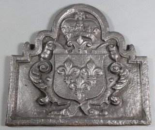 An arched shaped fireback with coat of arms to the centre 23" x 24" 