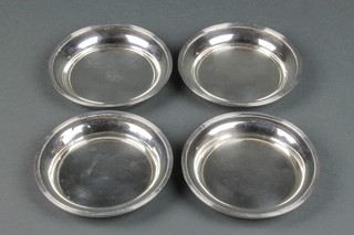 Four matched circular silver nut dishes London 1903/12 and 13, 370gr 