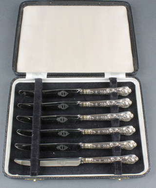 A cased set of 6 silver handled butter knives