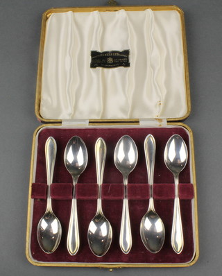 A set of 6 silver cased coffee spoons, Sheffield 1959, 85 grams 