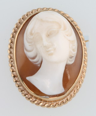 A 9ct gold cameo brooch 