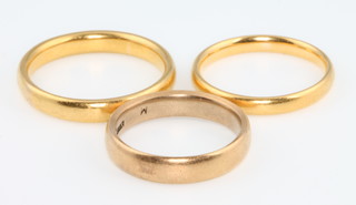 Three 22ct gold wedding bands size M and S, 15 grams