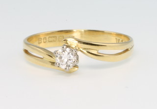 An 18ct yellow gold single stone cross-over diamond ring, size M