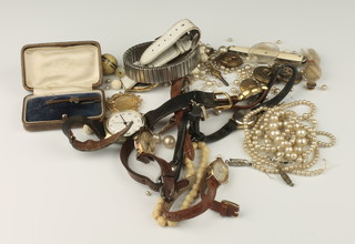 A Victorian quartz tie pin and minor costume jewellery 
