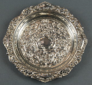 A silver circular repousse dish Birmingham 1974. 54g