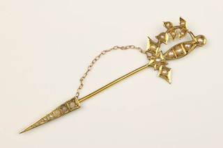 An Edwardian 15ct yellow gold and seed pearl Jabot pin 