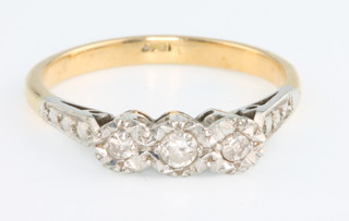 An 18ct yellow gold 3 stone diamond ring, size M 1/2