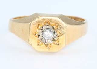 A gentleman's 18ct yellow gold single stone diamond ring, size Q