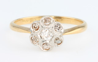 An 18ct yellow gold 7 stone diamond cluster ring, size N
