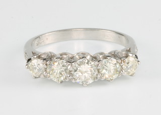 An 18ct white gold graduated 5 stone diamond ring approx. 1.25ct, size M 1/2