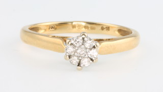 An 18ct yellow gold 7 stone diamond daisy ring, size O