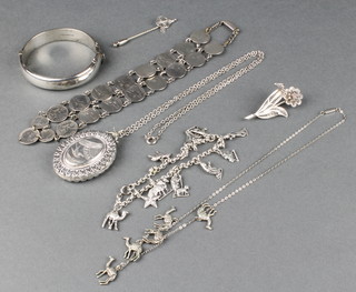 A Victorian silver locket and minor silver jewellery 