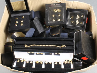 A large quantity of modern costume jewellery including earrings, pearl and bead necklaces, gilt bracelets etc 