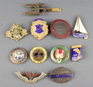 A GWR Railway Service lapel pin 31379 minor enamel badges