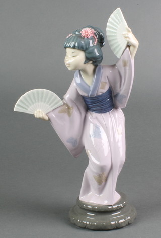 A Lladro figure of a Japanese lady holding fans 4991 11 1/2" 