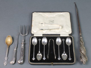 A set of 6 Edwardian silver teaspoons Sheffield 1901, a silver button hook and minor items