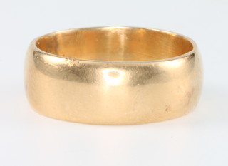 An 18ct yellow gold wedding band 10 grams, size S 1/2 