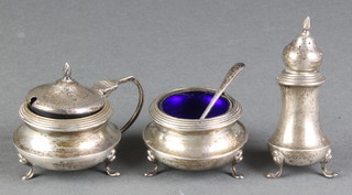 A silver 3 piece condiment with ribbed decoration and salt spoon, Birmingham 1926, 77 grams 