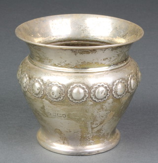 An Edwardian repousse silver vase, London 1906 4", 91 grams 