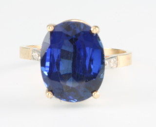 A 9ct yellow gold single stone sapphire ring, approx 8.3ct, flanked by diamonds, size N 