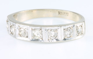 An 18ct white gold 7 stone diamond half eternity ring, size S 1/2