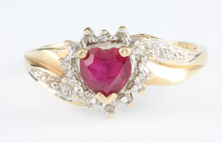 A 9ct gem set heart shaped ring, size O 1/2