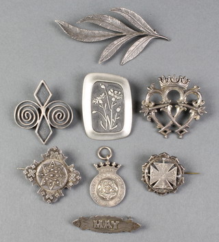 2 Victorian silver brooches and minor jewellery