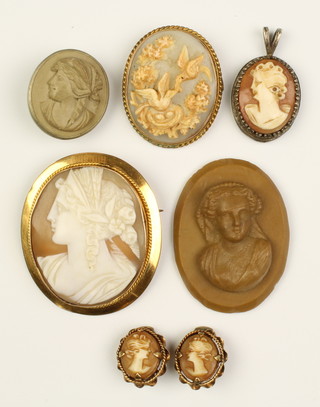 An oval cameo portrait brooch in a 9ct mount, minor jewellery
