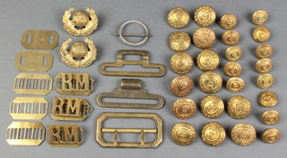 A quantity of World War II and later buttons and badges 