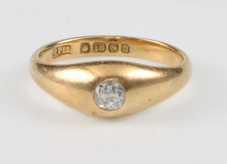 A gentleman's 18ct yellow gold diamond set ring, size L 1/2