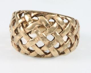 A 9ct basket weave ring, size O, 6 grams