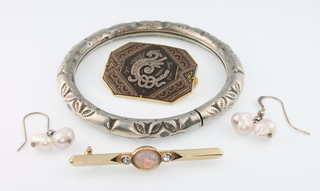 A pair of pearl earrings a bi-metallic brooch and minor costume jewellery