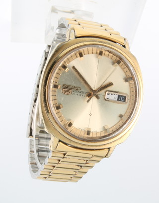 A gentleman's gilt cased Seiko automatic wristwatch on a ditto bracelet 