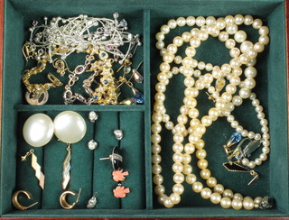 2 pairs of 9ct yellow gold earrings and minor costume jewellery contained in a wooden box 