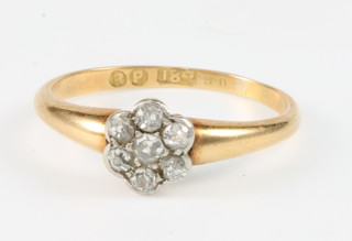 An 18ct yellow gold 7 stone diamond daisy ring, size O 