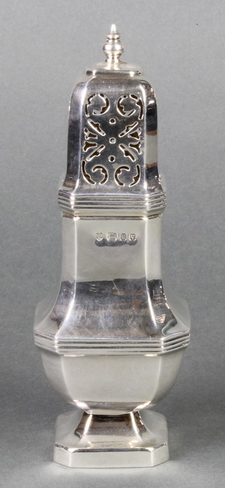 An octagonal silver sugar shaker of Queen Anne style, London 1971, 164 grams 7"
