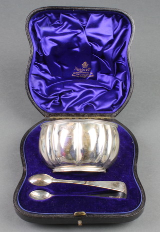 A Victorian silver pedestal sugar bowl and nips in original fitted case, London 1886, spoon London 1893, 138 grams