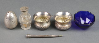 An Edwardian egg shaped silver pepper, 2 salts and a mounted scent together with 2 spoons and a pencil 