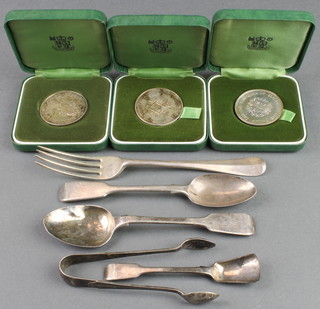 Three 1972 cased silver crowns and minor cutlery, 122 grams
