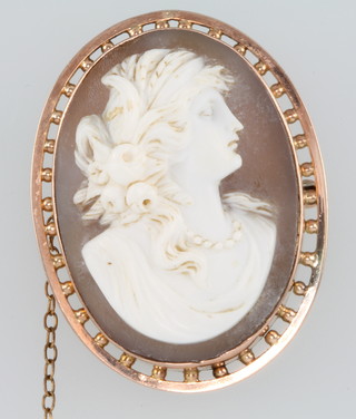 A 9ct yellow gold carved cameo portrait brooch 