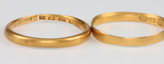 Two 22ct gold wedding bands size O and P, 1 cut, 4 grams