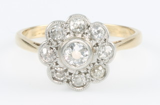 An 18ct yellow gold diamond cluster daisy ring size N