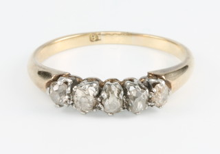 An 18ct yellow gold 5 stone graduated diamond ring size O