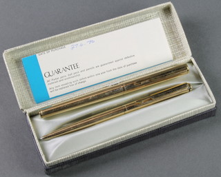 A gentleman's gold plated Parker fountain pen and propelling pencil boxed