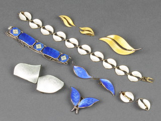 A Norwegian silver and guilloche enamel brooch, 2 ditto bracelets and earrings 